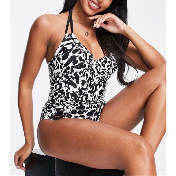 Stylish Black and White One-Piece Swimsuit - Picture 3 of 10